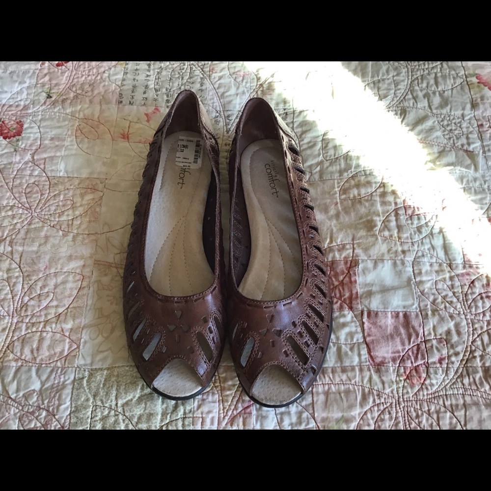 Open toe flat.
